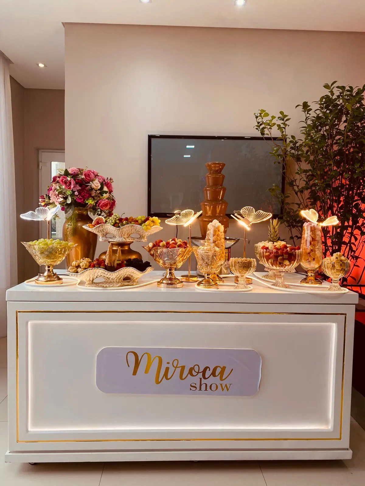 Mesa personalizada Miroca Show com cascata de chocolate e frutas