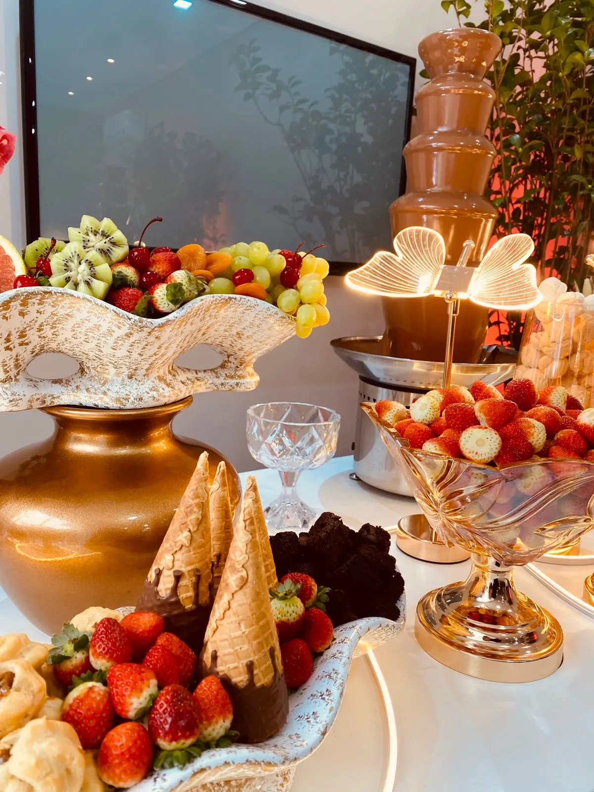 Frutas frescas e doces em mesa de fondue