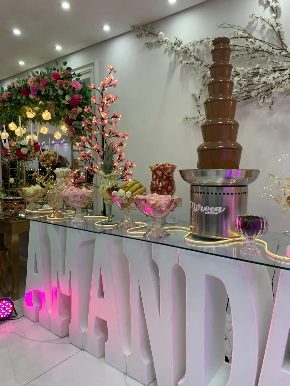 Cascata de chocolate em mesa personalizada