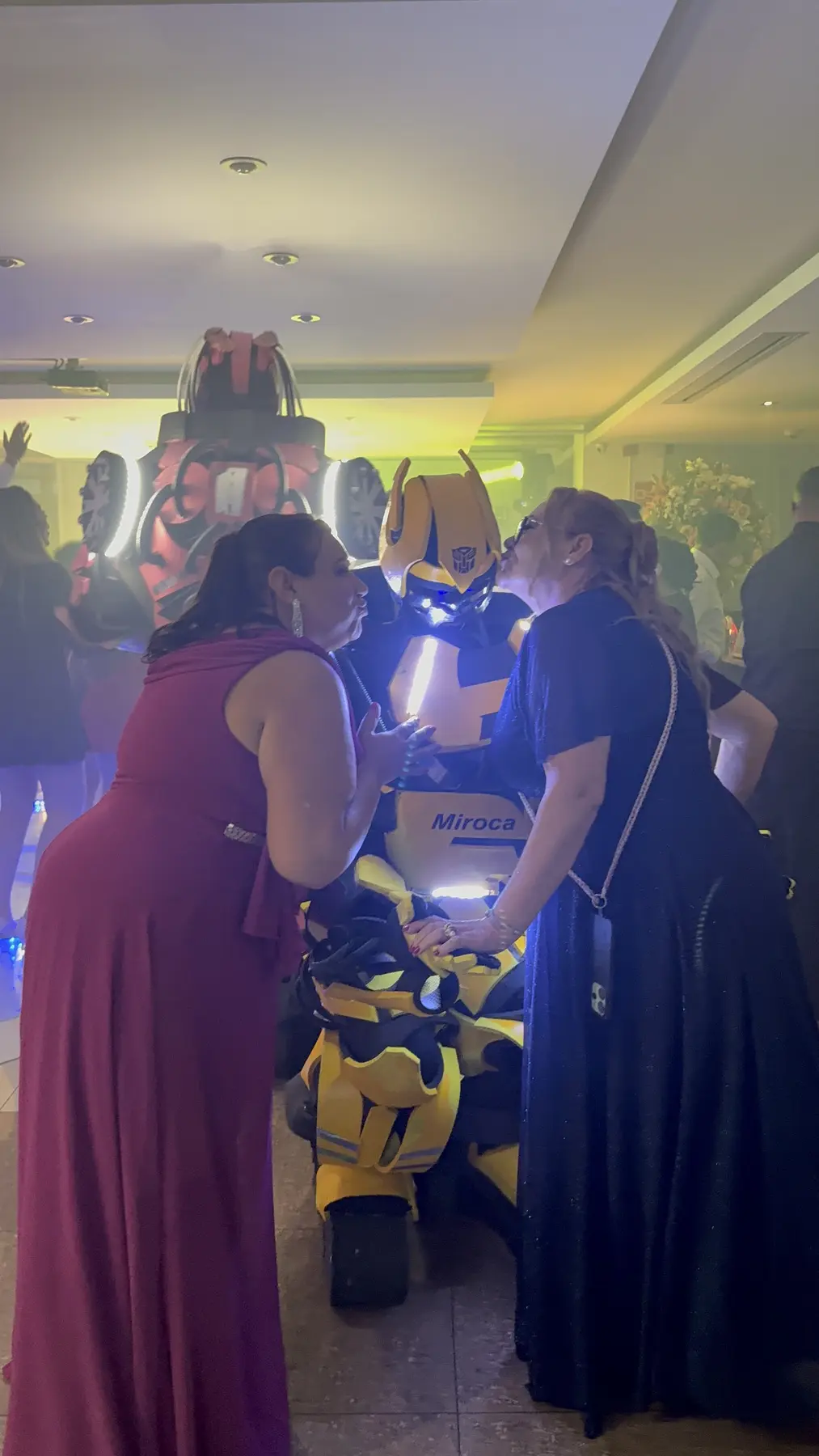 Robô gigante da Miroca Show interagindo com convidados