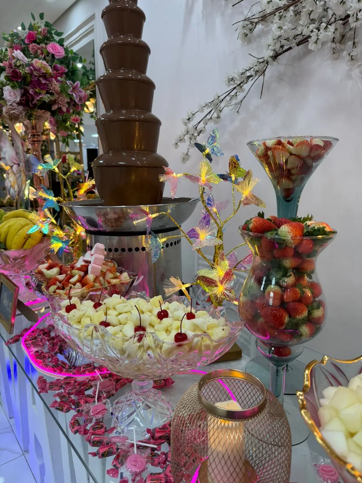 Cascata de chocolate com frutas e decoração